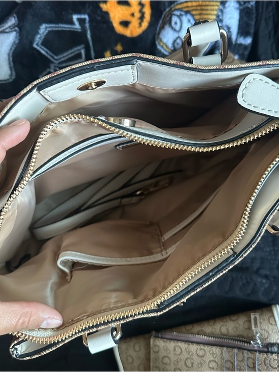 Guess purse - Picture 2 of 2